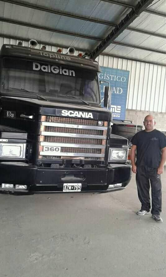 CamionArgentino's tweet photo. Buenas noches a todos, finalizando este domingo, les traigo una imagen que dará que hablar. Este #Scania #T113 #TopLine perteneció a Diego Armando Maradona allá por los 90's.
Originalmente azul como todo #Topline, hoy está pintado de negro. https://t.co/91KZ7k53V0