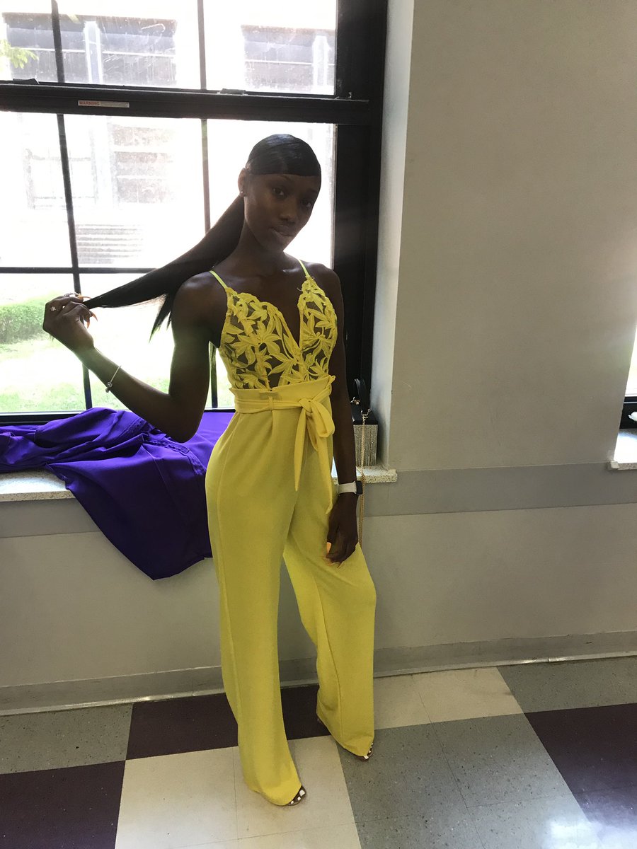 Its_arrey's tweet photo. I SLAYED 💛 #graduation #2k19Graduate https://t.co/dU9vgOhqBE