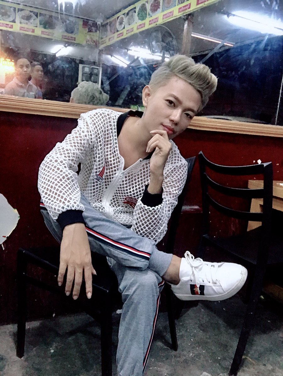 thailay2's tweet photo. White.  Guy https://t.co/tg8cMHBcyb