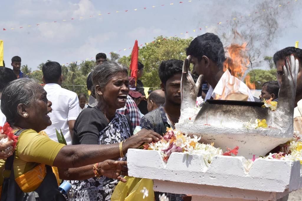 SriLankaTweet's tweet photo. Remembering all Sri Lankans 🇱🇰 who lost their lives 🙏
No More War Again 🙏
#SayNoToTerrorism
#TogetherWeCan
One Country 🇱🇰 One Nation 🇱🇰 🙏 
#RemembranceDay #Mullivaikkal #RemembranceDaySL #LKA #SriLanka #May18 https://t.co/G2uFPhJCzI