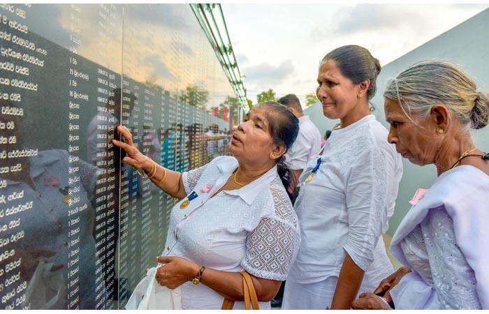 SriLankaTweet's tweet photo. Remembering all Sri Lankans 🇱🇰 who lost their lives 🙏
No More War Again 🙏
#SayNoToTerrorism
#TogetherWeCan
One Country 🇱🇰 One Nation 🇱🇰 🙏 
#RemembranceDay #Mullivaikkal #RemembranceDaySL #LKA #SriLanka #May18 https://t.co/G2uFPhJCzI