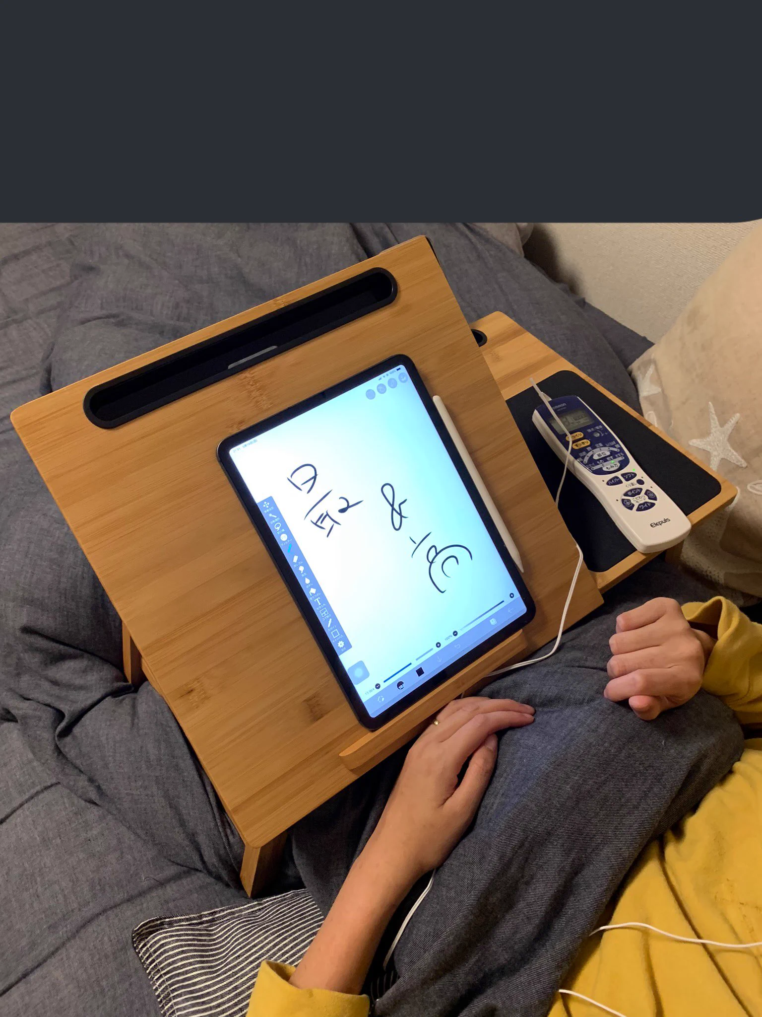 この机があればベッドでゴロゴロしながら作業出来るぞ！！コストコで買える！！