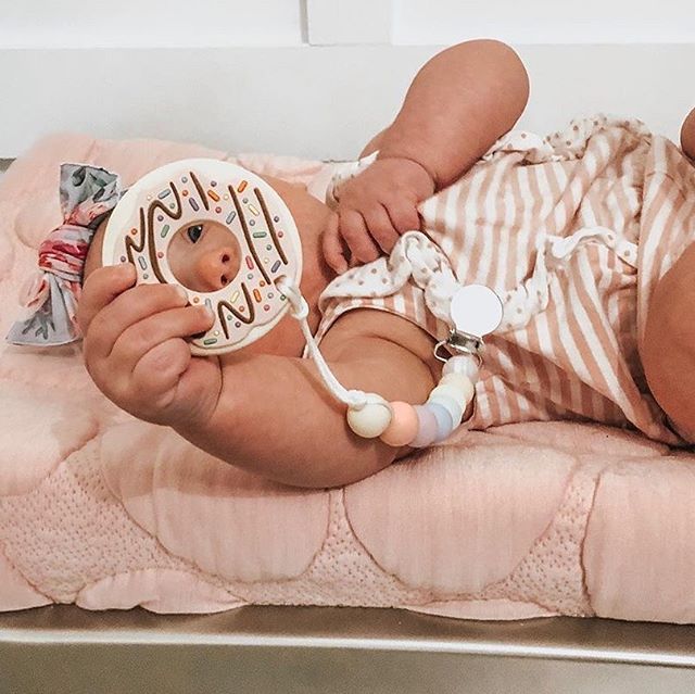 In a world full of plain bagels, be a sprinkled donut! 🍩 .
📸 realmodernmama