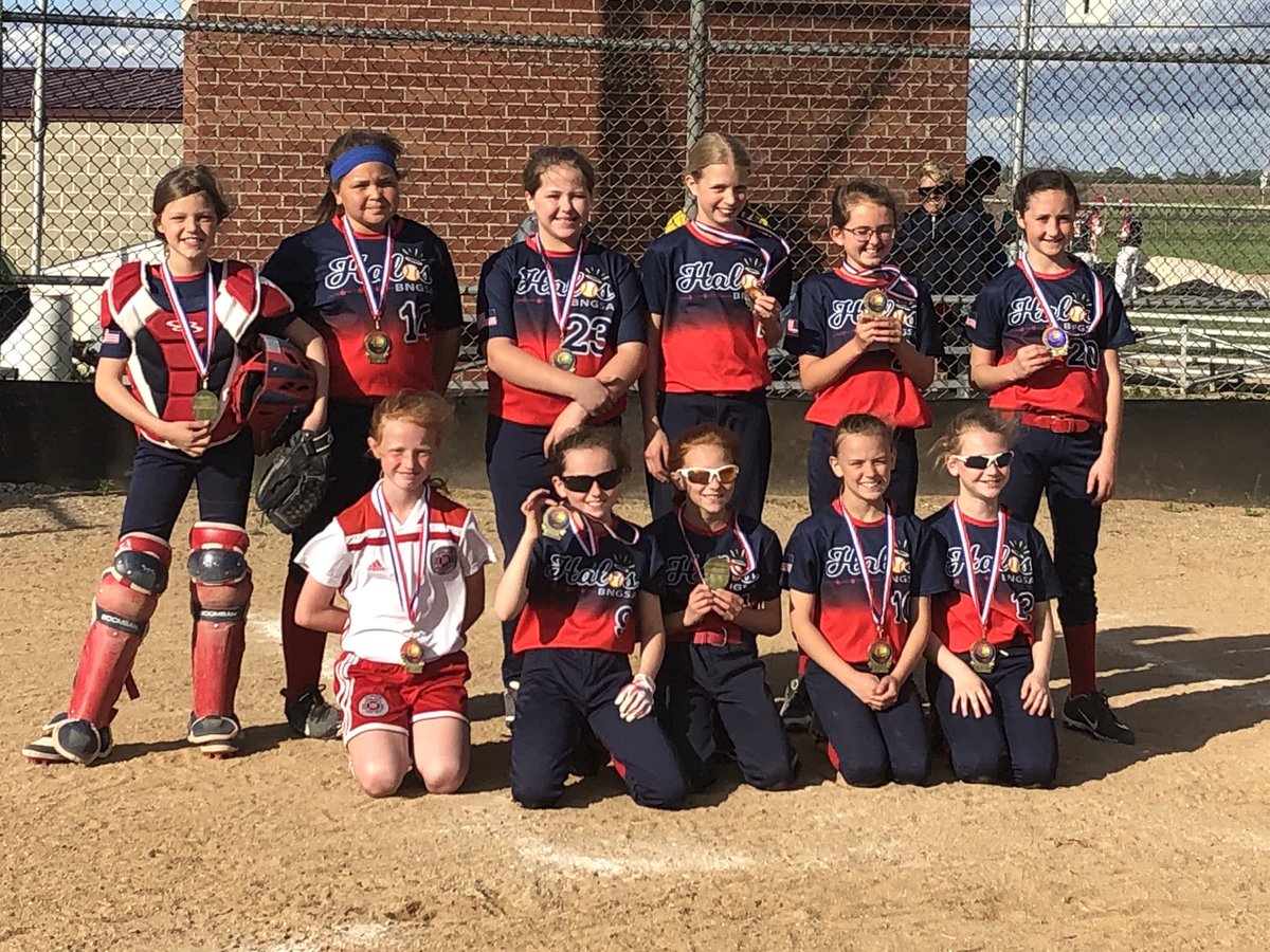 coachwilde's tweet photo. I should’ve had @ii_meyer come over the Sb/bsb complex in LeRoy & give me some 1st base coaching tips today! #getback #roundit #go2go2 Congrats Halos! 🥎👍🏼🥇😇 https://t.co/Rbru4YFc2T