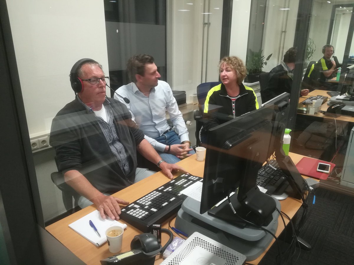 CCO Gerhard van der Bijl <a href="/FloraHolland/">Royal FloraHolland</a> ook bij vroeg veildag aanwezig. Veilingmeesters maken hem wegwijs op Naaldwijk.