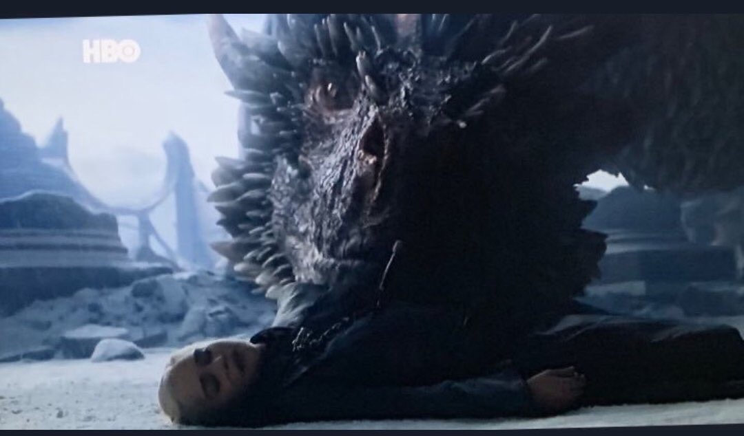 skyofflowe's tweet photo. Ghost y Drogon son el ejemplo de que las mascotas nunca te traicionan. #GameOfThronesFinale
#GameofThrones https://t.co/eCpxQ2UOzH