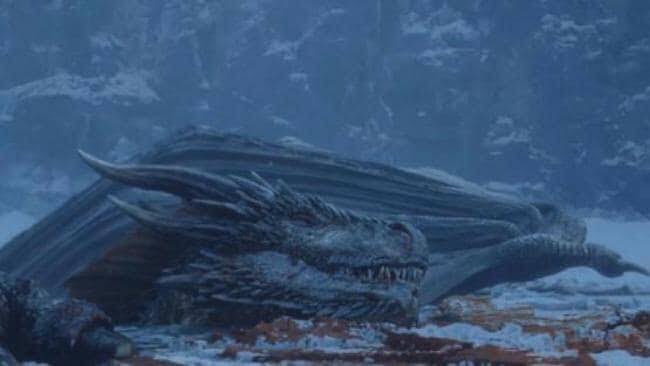 viki_cfl's tweet photo. Alguien más está de acuerdo que esta fue la escena más triste de este capítulo? Drogon no rompió la rueda, la quemó. Entendió que la rueda le había costado la vida no sólo a sus hermanos, sino también a su madre.
#GameOfThrones #GameOfThronesFinale #Drogon https://t.co/ekOOzFRoO7