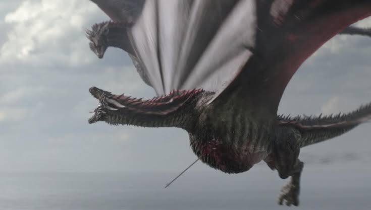 viki_cfl's tweet photo. Alguien más está de acuerdo que esta fue la escena más triste de este capítulo? Drogon no rompió la rueda, la quemó. Entendió que la rueda le había costado la vida no sólo a sus hermanos, sino también a su madre.
#GameOfThrones #GameOfThronesFinale #Drogon https://t.co/ekOOzFRoO7