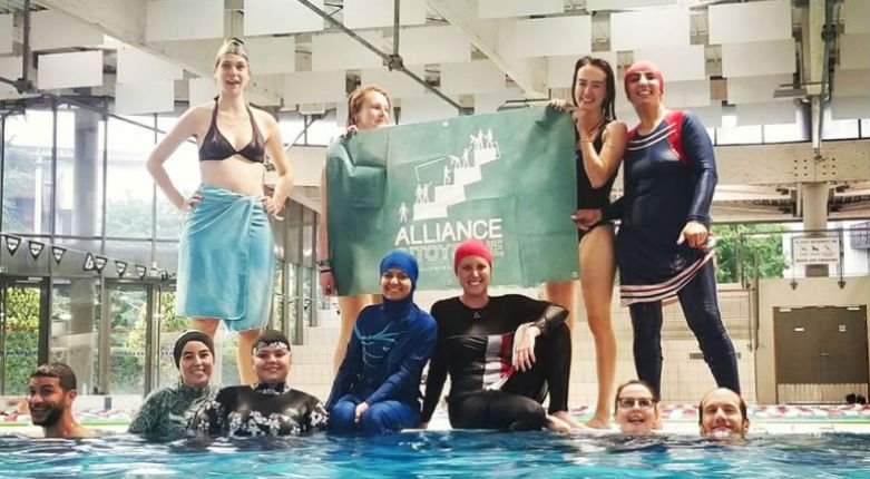 JacobCohen44's tweet photo. L'égalité et la liberté se prennent. On n'attend pas le bon vouloir du gouvernement soumis au #Lobby #judéo_sioniste. A #Grenoble, des femmes #musulmanes pénètrent de force en #burkini dans une piscine malgré l’interdiction! https://t.co/OfP7y7ZDyd