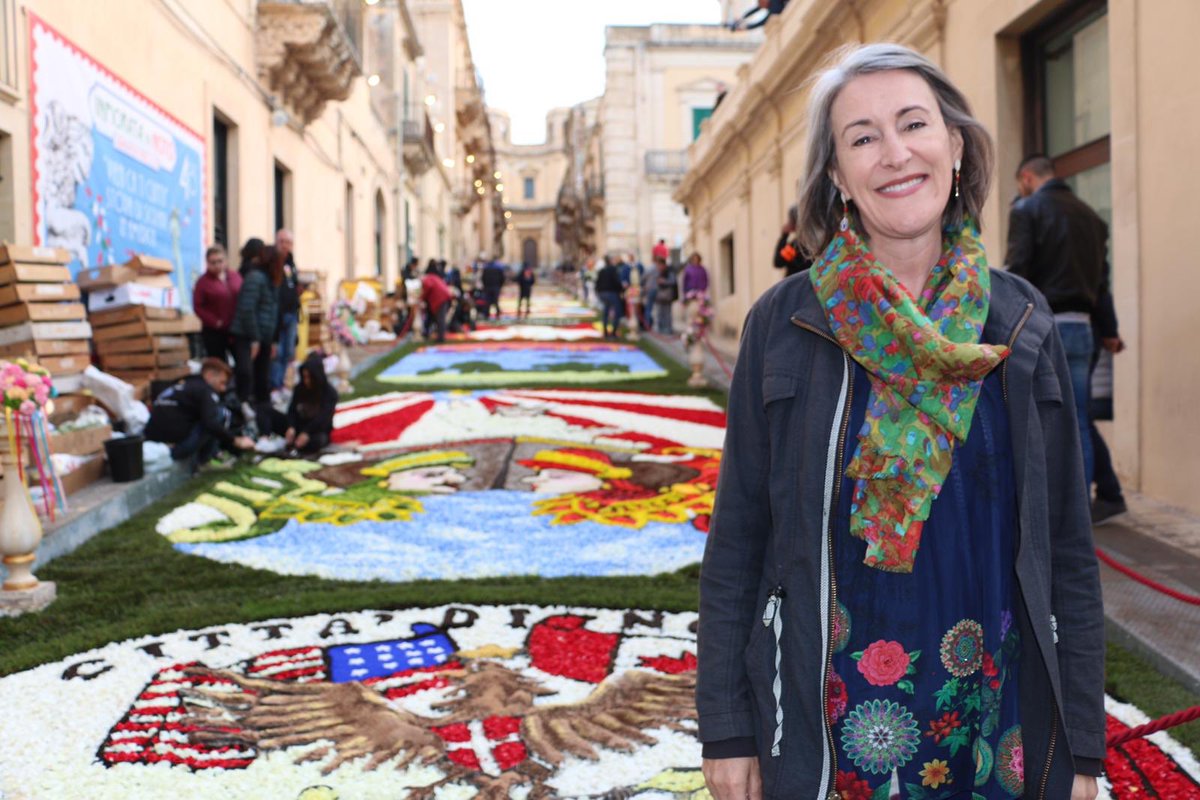 I maestri infioratori stanno ultimando i loro capolavori. Che emozione vedere la mia terra celebrata all’#infiorata 🇺🇸❤🇮🇹🌸 Complimenti a tutti! <a href="/ComuneNoto/">Comune Noto</a>
