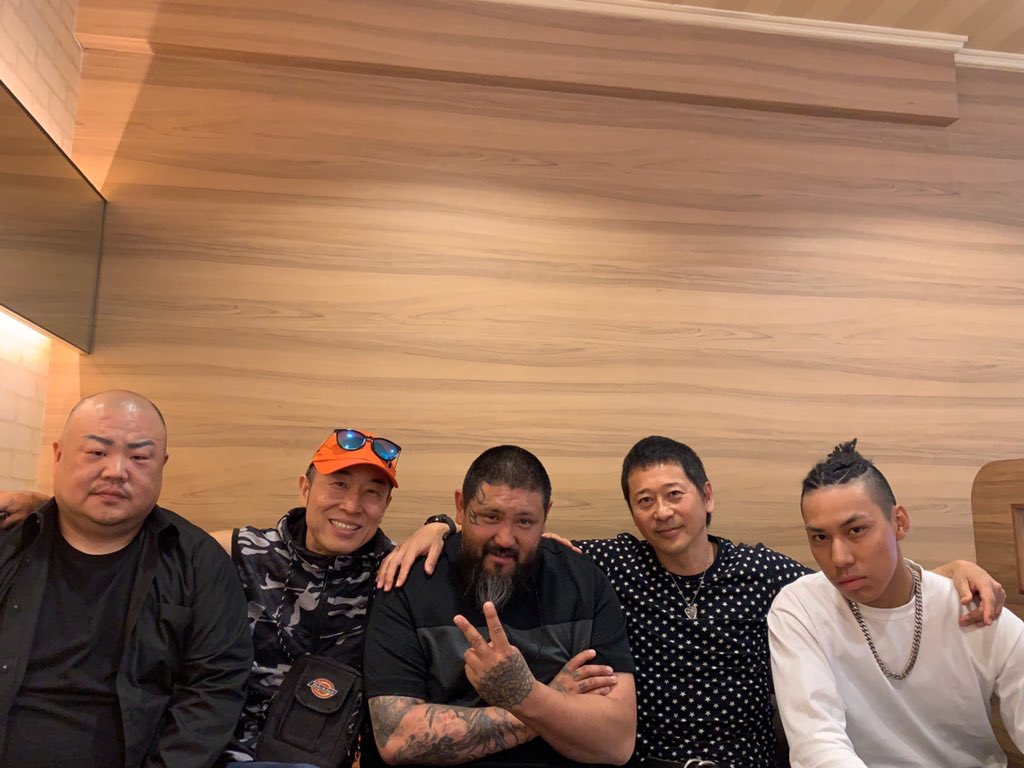 BAT_0302's tweet photo. Vcinemaデビュー
CEEZER13君からの縁で
この度は本当にありがとうございました😎👍
KYOTO BLACKの監督吉田さんと
Hollywood映画のninja turtleに出た
ケント・キムさんと打ち合わせ🗣📝
来年の2月にレンタル開始💯
どこかのシーンで出ます🕺
#vcinema #kyotoblack #series
#respect🙏 #ceezer13 #bat https://t.co/GOB0Aq1qxv