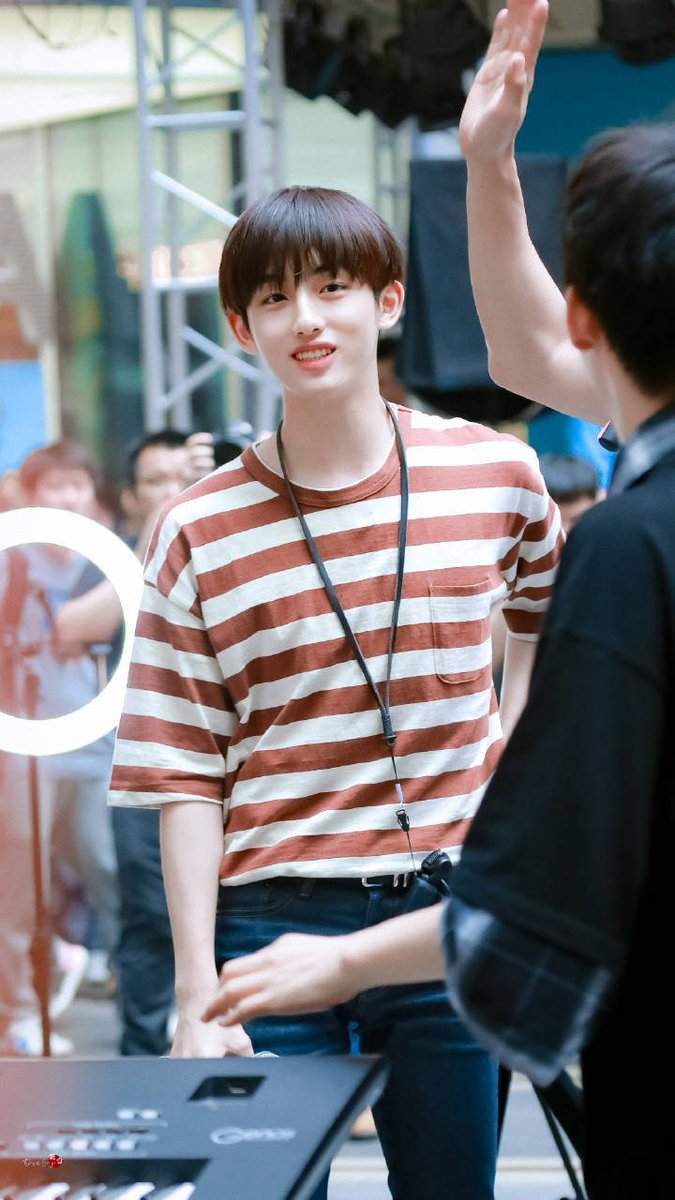 Safiraa_pm's tweet photo. My first bias gua di NCT! Semenjak dia debut gua selalu perhatiin dia mulu, mau di mv, varshow, part nyanyi, ataupun kegiatan dia selalu gua pantau but gua ga mau berkomentar apapun cukup diam dan lihat.

#PROTECTWINWIN
#TREAT_DSC_BETTER
#不要浪费思成的天赋
#윈윈을존중좀해라 https://t.co/R55m0LWazc