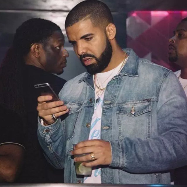 BleacherReport's tweet photo. Drake trying to get the Raptors back into this https://t.co/MXZn3AgF7s