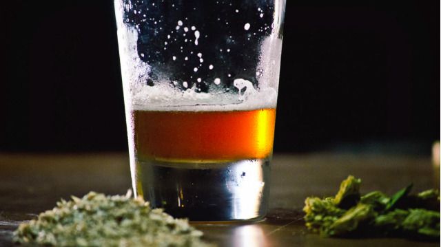 Bevvcom's tweet photo. Beer &amp; Weed: Happiness On-Demand 🍁🍺😁 https://t.co/o9Dvm4fuNl #beertogo #weed #weeddelivery #beerdelivery #bevvcom #happiness #happyness #change https://t.co/OXrD0vzFIK