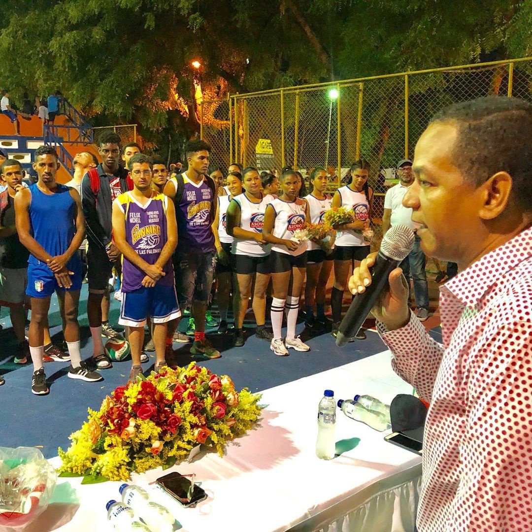 JCesarValentin's tweet photo. Culminando con la agenda del día, tengo el honor de ser distinguido con la dedicación del 2do Torneo de Voleibol Pedro José Fernández de Licey al Medio.

El deporte es salud y es desarrollo para nuestra juventud, siempre estaré ahí para darles la mano en todo lo que necesiten. https://t.co/Q9yEFVd6Aw