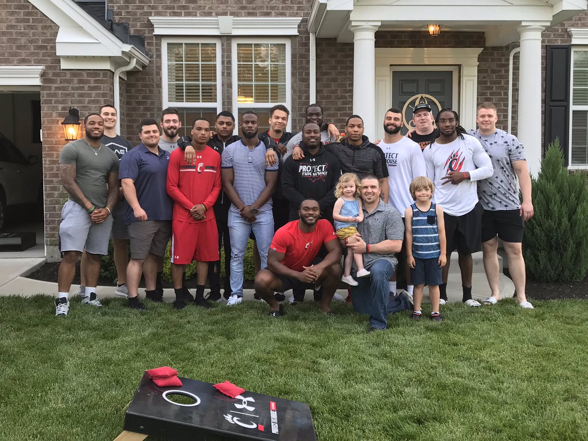 BCstrength's tweet photo. Great night with some of the @GoBearcatsFB DUDES and the Strength Staff. Summer is here 👀💪🏾💪🏻⚫️🔴🐾👊🏻🔋💥#TOUGHandNASTY https://t.co/f5ewZ8Weg2