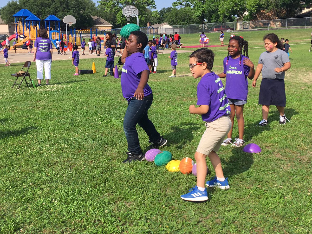 MrsBurr1stGrade's tweet photo. Buddy Fun Day football toss! #NeverStopNeverSettleNLE https://t.co/R2KZBsBKNQ
