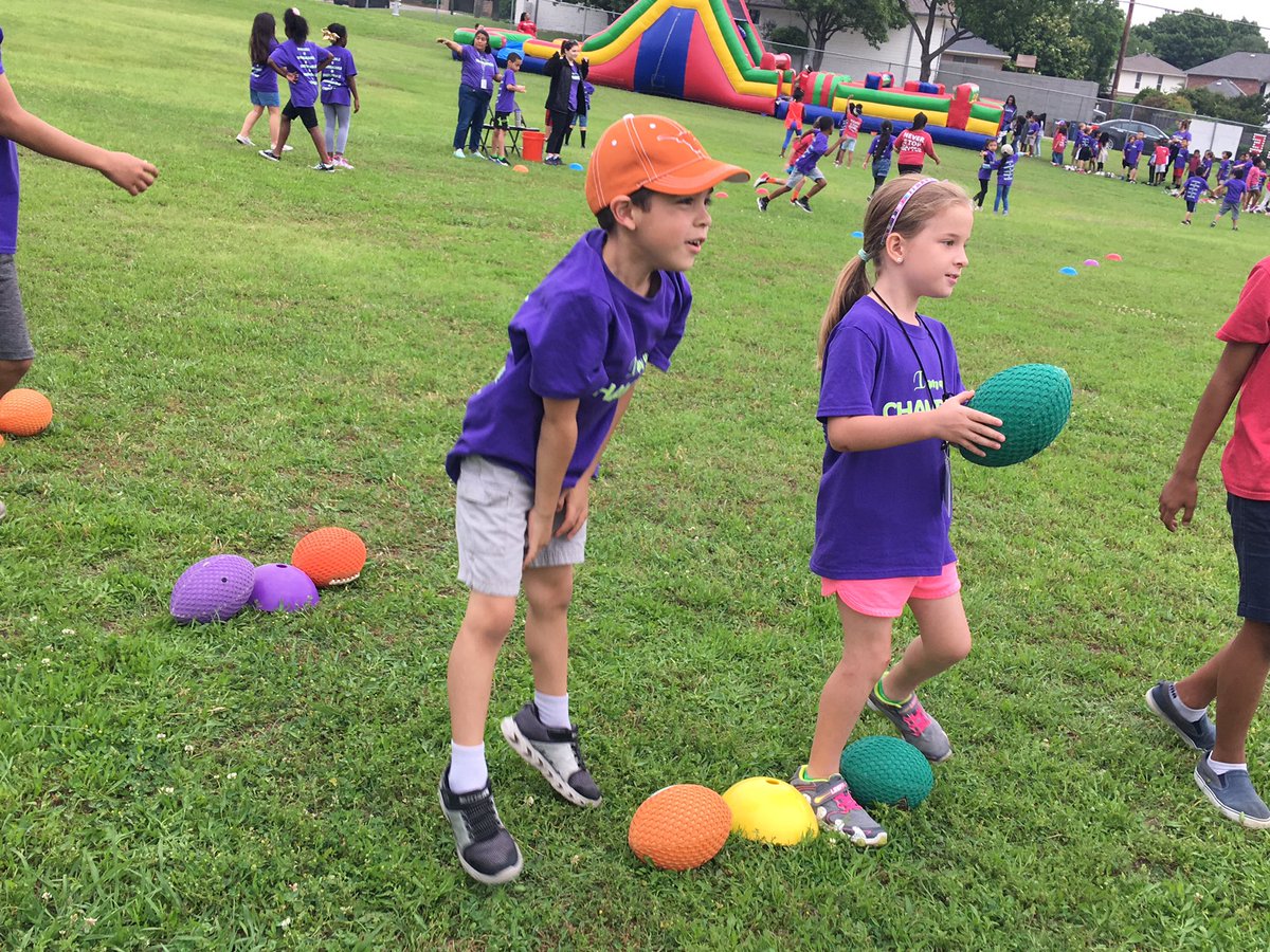 MrsBurr1stGrade's tweet photo. Buddy Fun Day football toss! #NeverStopNeverSettleNLE https://t.co/R2KZBsBKNQ