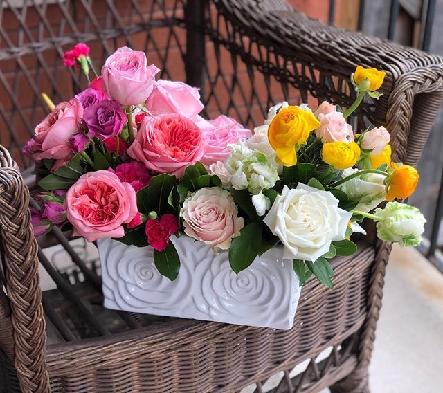 RoRFlowers's tweet photo. Whatβs youβre #fridaynight plan? Weβve got a date with lots of beautiful blooms for tomorrowβs event. #goingtobealatenight #raindropsonroses https://t.co/rTaoK9qoHi https://t.co/wr8t6l1krN