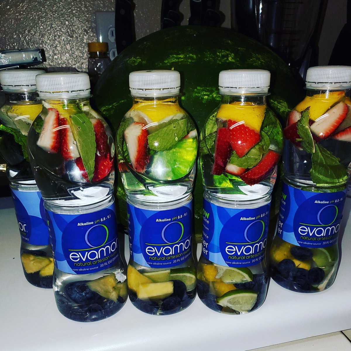 DreaMari3's tweet photo. I've been making my infused water for the past 2 weeks...... It taste SO FRESH!!! I've been missing out on this one. Of course it taste BEST with the one &amp; only Evamor water 🤷🏾‍♀️ I wouldn't have it any other way #OnPurpose #Evamor #Alkaline #AlkalineWater @evamorwater #InfusedWater https://t.co/vZkqRLXLBN