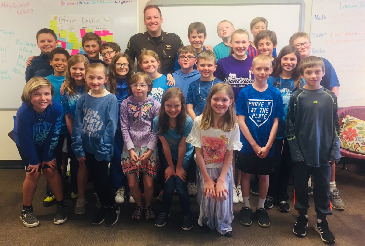 AnnieRatke's tweet photo. First Spark Tank surprise was a big hit- a donut party and dune dollars! Ss celebrated Officer DeVries and all he does for our school. Ss creating opportunities to show gratitude to those who impact their school community. @ghacf @ghschools #peachplains https://t.co/gXmymdMlmT