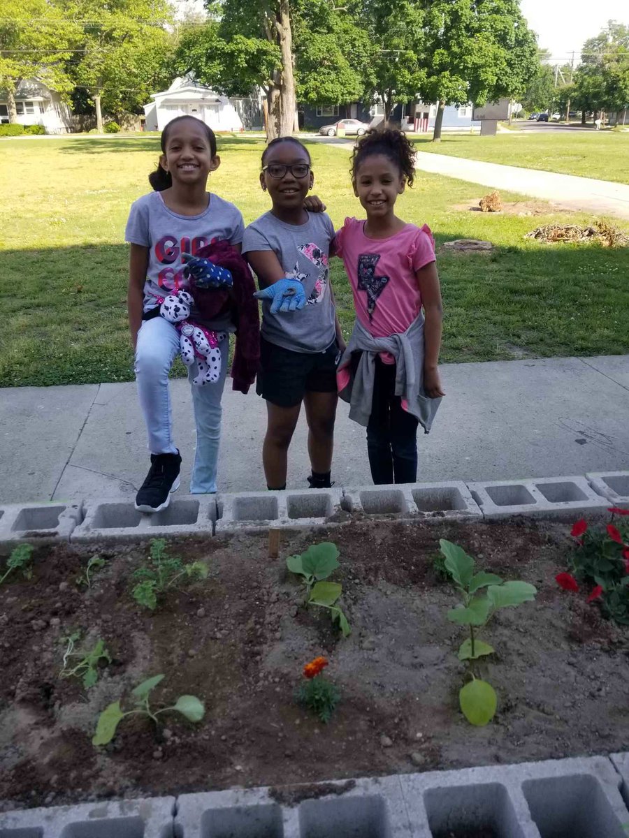 LoudenslagerES's tweet photo. Mrs. Lange's class participating in a Gardening Lesson by Ms. Natalie! #WeRLoudenslager #LOUDGarden @kristalange @FoodCorps @FCHSNutraChick https://t.co/Sbf11mfai5