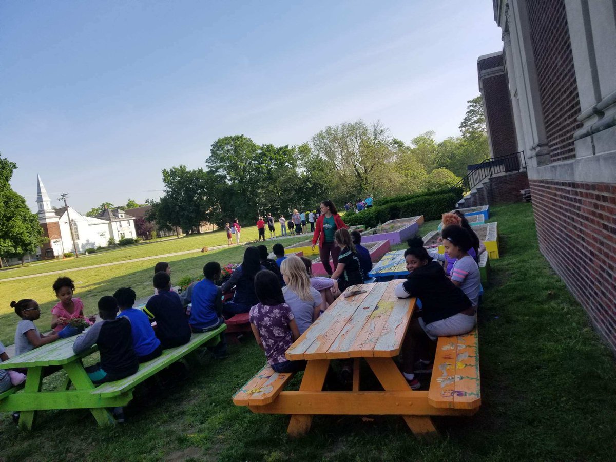 LoudenslagerES's tweet photo. Mrs. Lange's class participating in a Gardening Lesson by Ms. Natalie! #WeRLoudenslager #LOUDGarden @kristalange @FoodCorps @FCHSNutraChick https://t.co/Sbf11mfai5