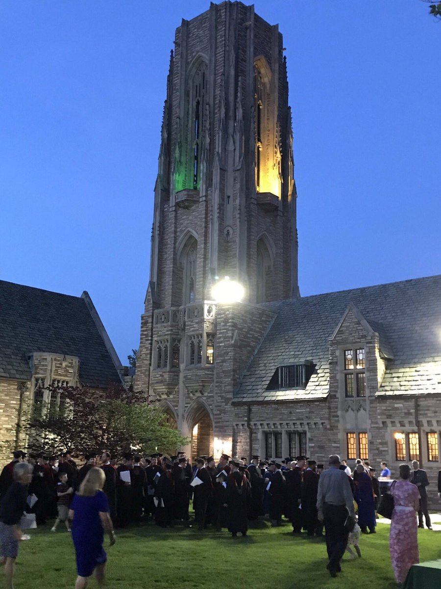 ConcordiaSem's tweet photo. Luther Tower is aglow in green and gold. #Commencement #CSLgrad https://t.co/J86gYOieaw