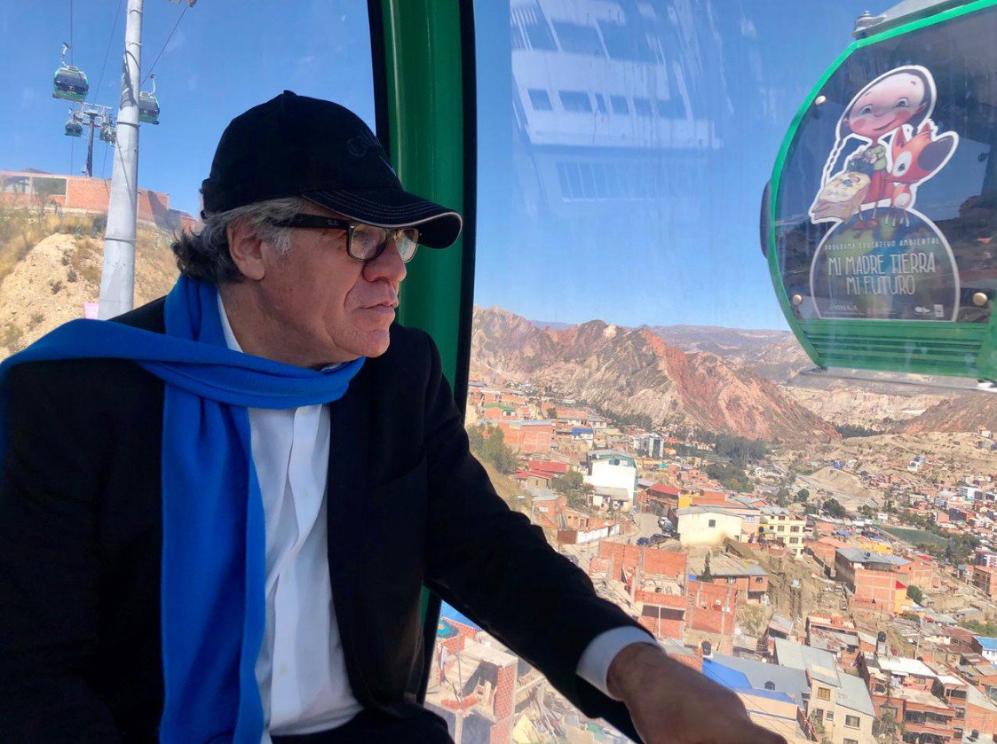 Almagro_OEA2015's tweet photo. En el teleférico de #LaPaz junto al canciller @DiegoPary, un sistema de transporte colectivo que moviliza a 300.000 personas al día, a un costo menor a medio dólar que ha revolucionado el transporte colectivo en la urbe principal de #Bolivia https://t.co/1TmOBE9o7Y