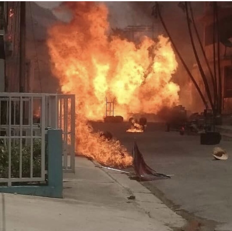 karinsalanova's tweet photo. Hoy los vecinos  de la #Mora vivieron un susto cuando explotaron esas Bombonas, afectando unas viviendas y unas abuelos de la tercera edad.  Reconocemos el trabajo realizado por el cuerpo de los bomberos, que trabajan con las uñas. https://t.co/BJrwpcPPB1