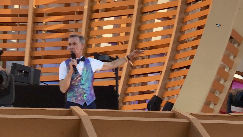 siushi's tweet photo. bill nye really gave an 18 minute lecture at edc just now i’m- https://t.co/Nr9lGNFzSl