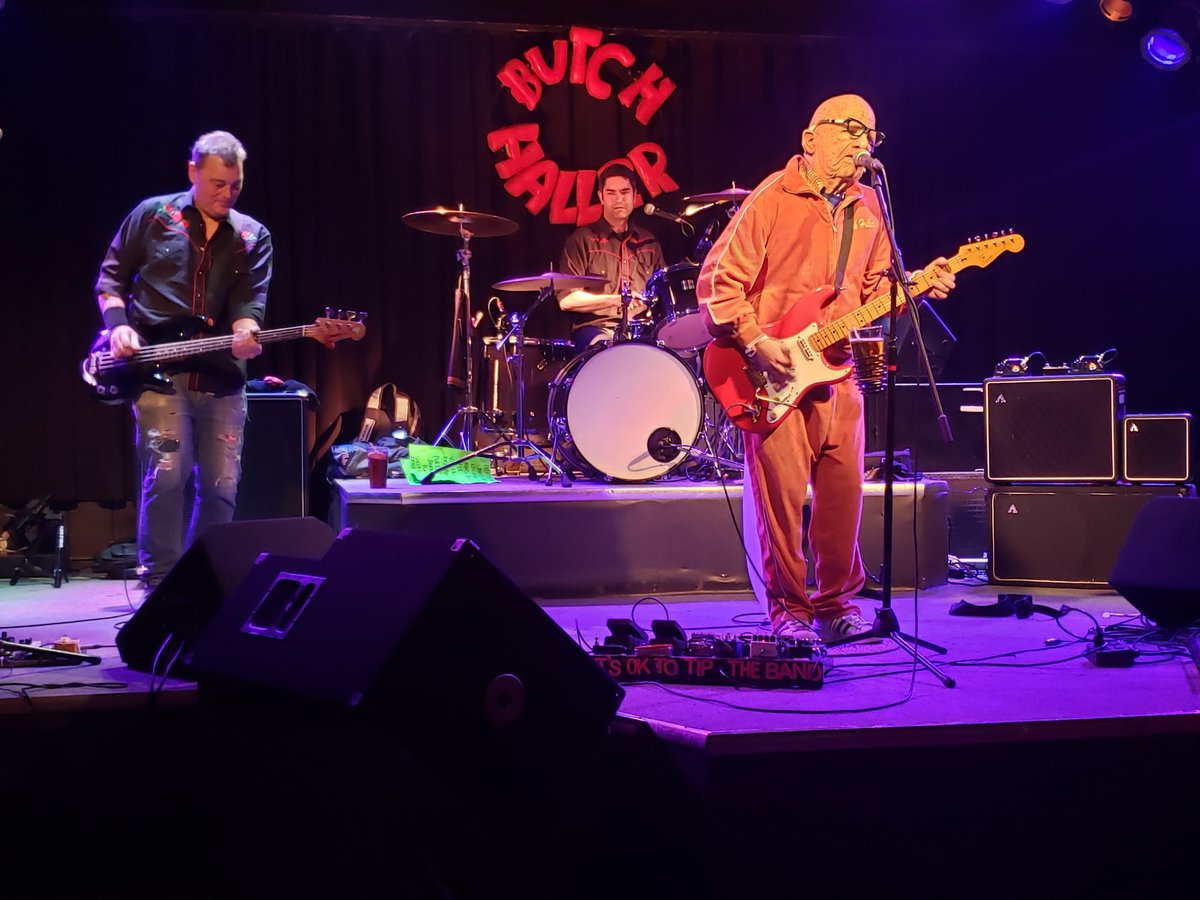 pcofwork's tweet image. Drinking 50 and getting frisky. 

#May24weekend 
#labatts50 
#LdnOnt 
#eastsides