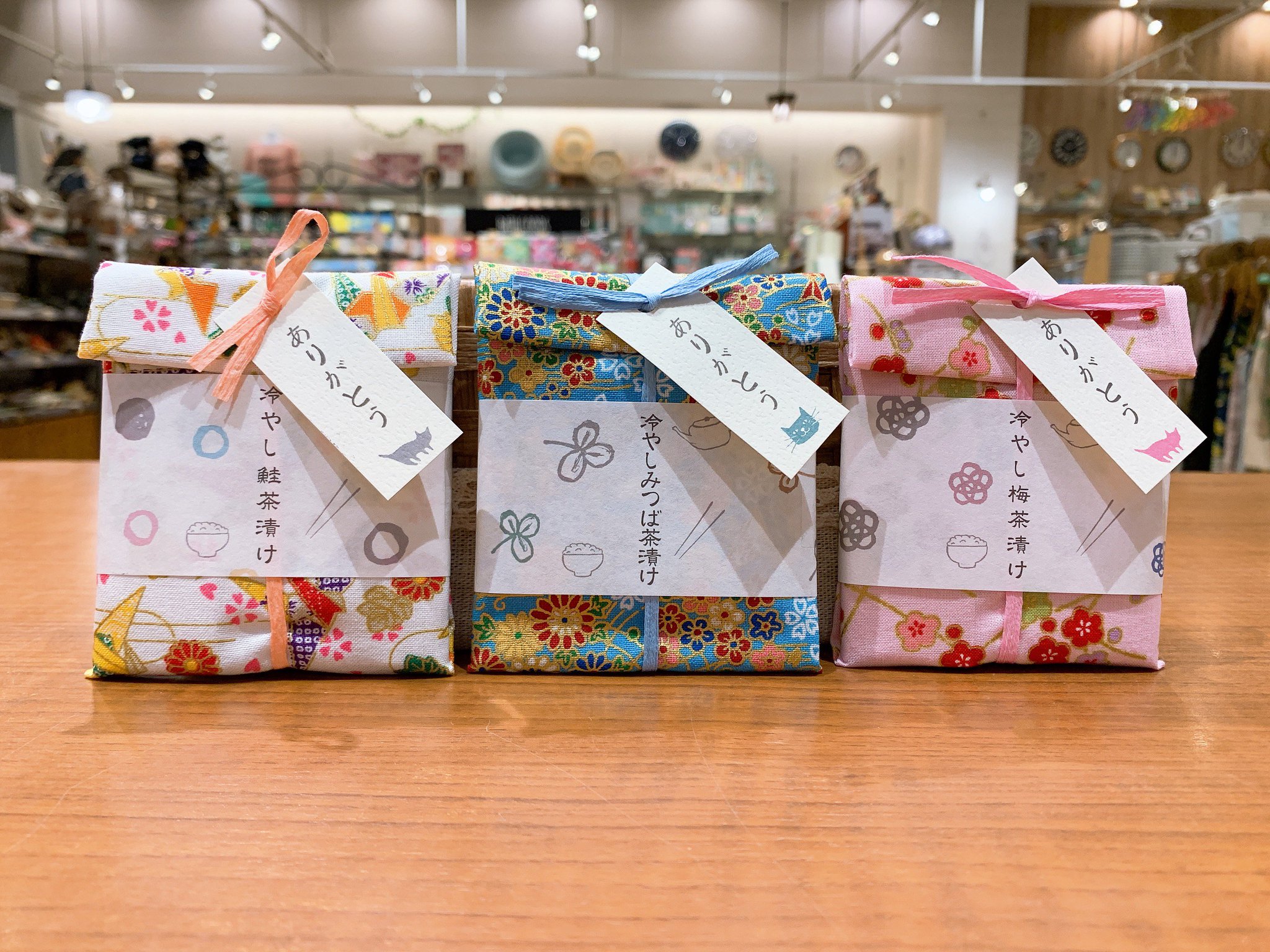 Aberdeen アバディーン 可愛いパッケージでギフトに人気なコントドフランスより新商品の 冷やし茶漬け 冷やしみつば 茶漬け 冷やし鮭茶漬け が入荷しました ありがとう の札付きで 冷やし茶漬けだから夏のギフトにぴったりです