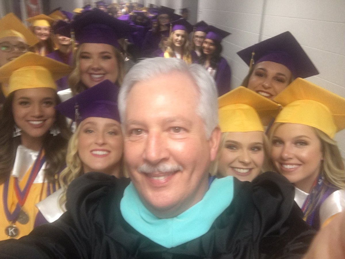 JMcDaniel4's tweet photo. Congratulations Lawrence County HS Graduating Class of 2019! Yes, we will take a selfie. #FindTheGood ⁦@lcssus⁩ ⁦@lcwildcatfamily⁩ ⁦@LCHSone⁩ https://t.co/eYcIaSTv9W