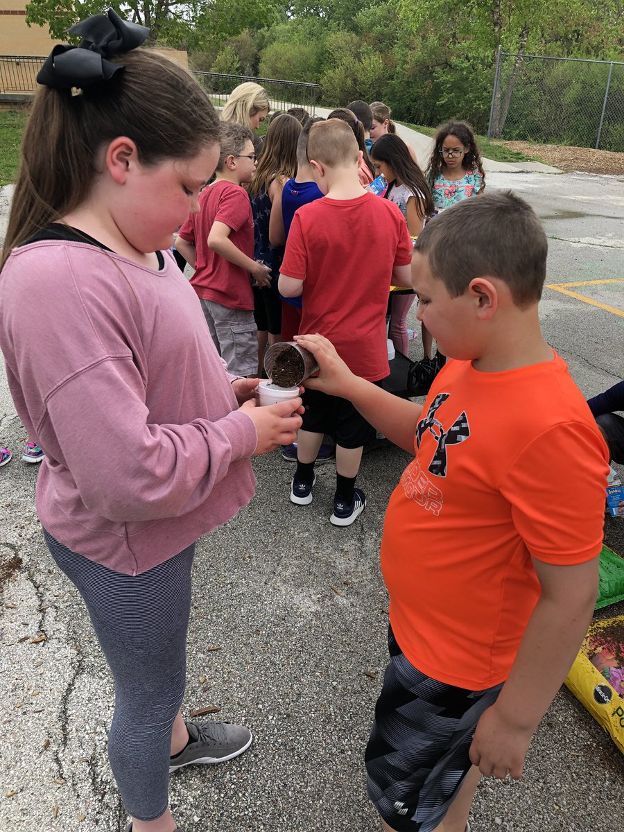 wheeler_mps's tweet image. When it 🌧 rains, it grows 🌱! #Proud2bMPS #RecessFun