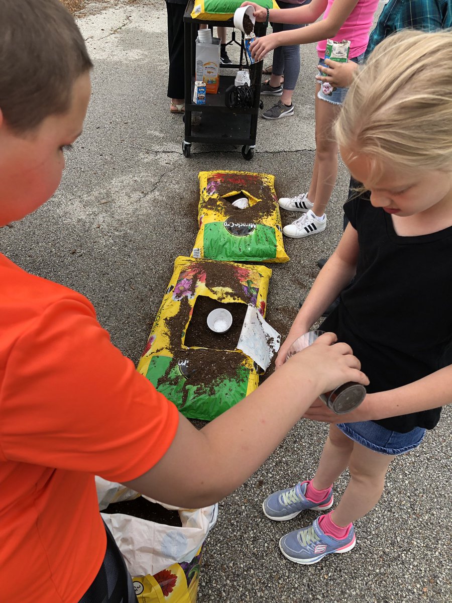 wheeler_mps's tweet image. When it 🌧 rains, it grows 🌱! #Proud2bMPS #RecessFun