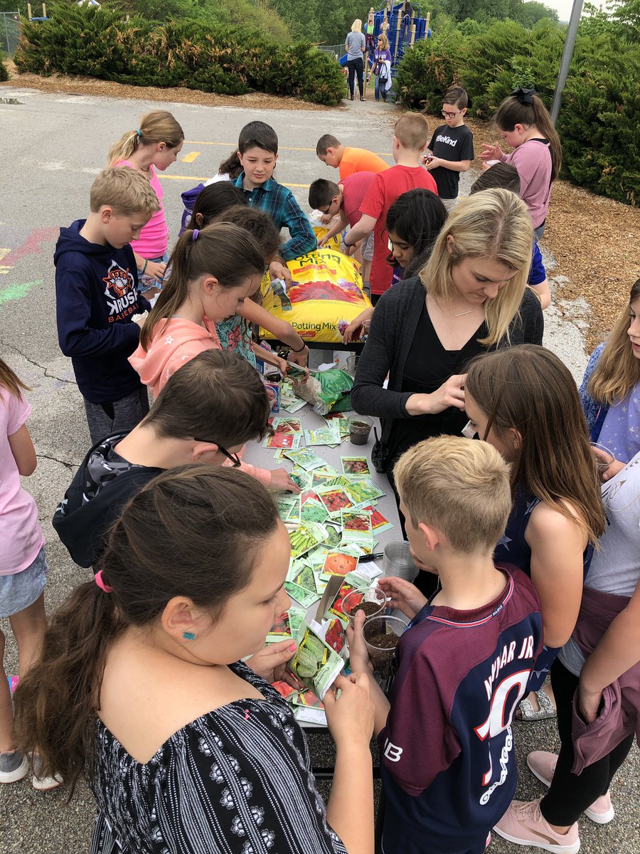 wheeler_mps's tweet image. When it 🌧 rains, it grows 🌱! #Proud2bMPS #RecessFun