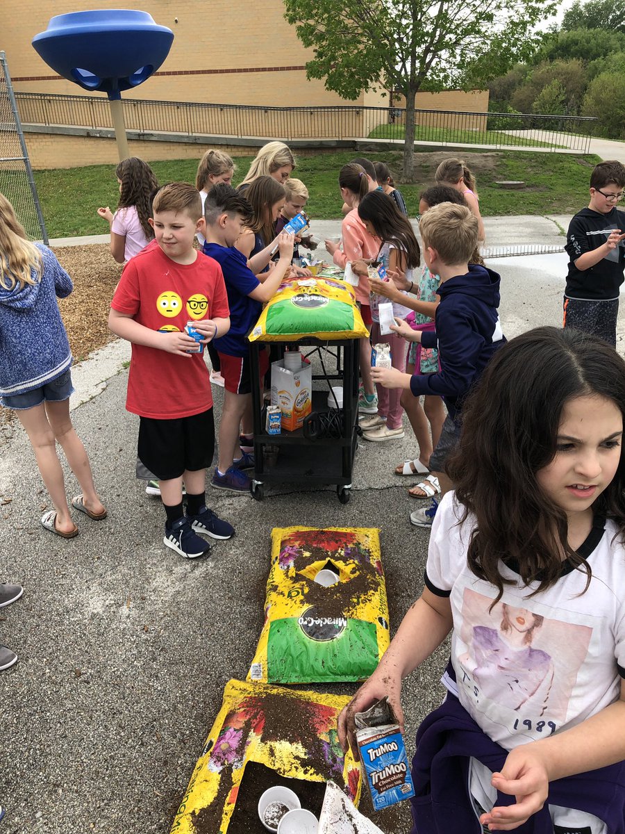 wheeler_mps's tweet image. When it 🌧 rains, it grows 🌱! #Proud2bMPS #RecessFun