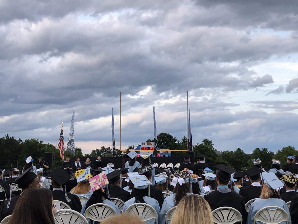 shannonmahiai's tweet photo. @CCPSEVHS beautiful graduation 👨‍🎓 👩‍🎓 Congratulations Class of 2019!!! @PrincipalAddo @EducatorSeward @ssummerscales https://t.co/3uHXCfmujq