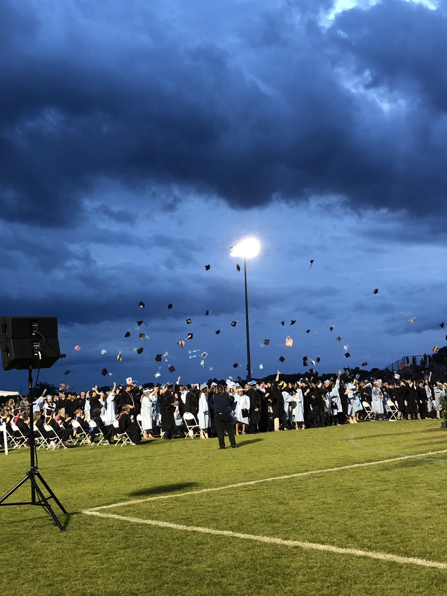 shannonmahiai's tweet photo. @CCPSEVHS beautiful graduation 👨‍🎓 👩‍🎓 Congratulations Class of 2019!!! @PrincipalAddo @EducatorSeward @ssummerscales https://t.co/3uHXCfmujq