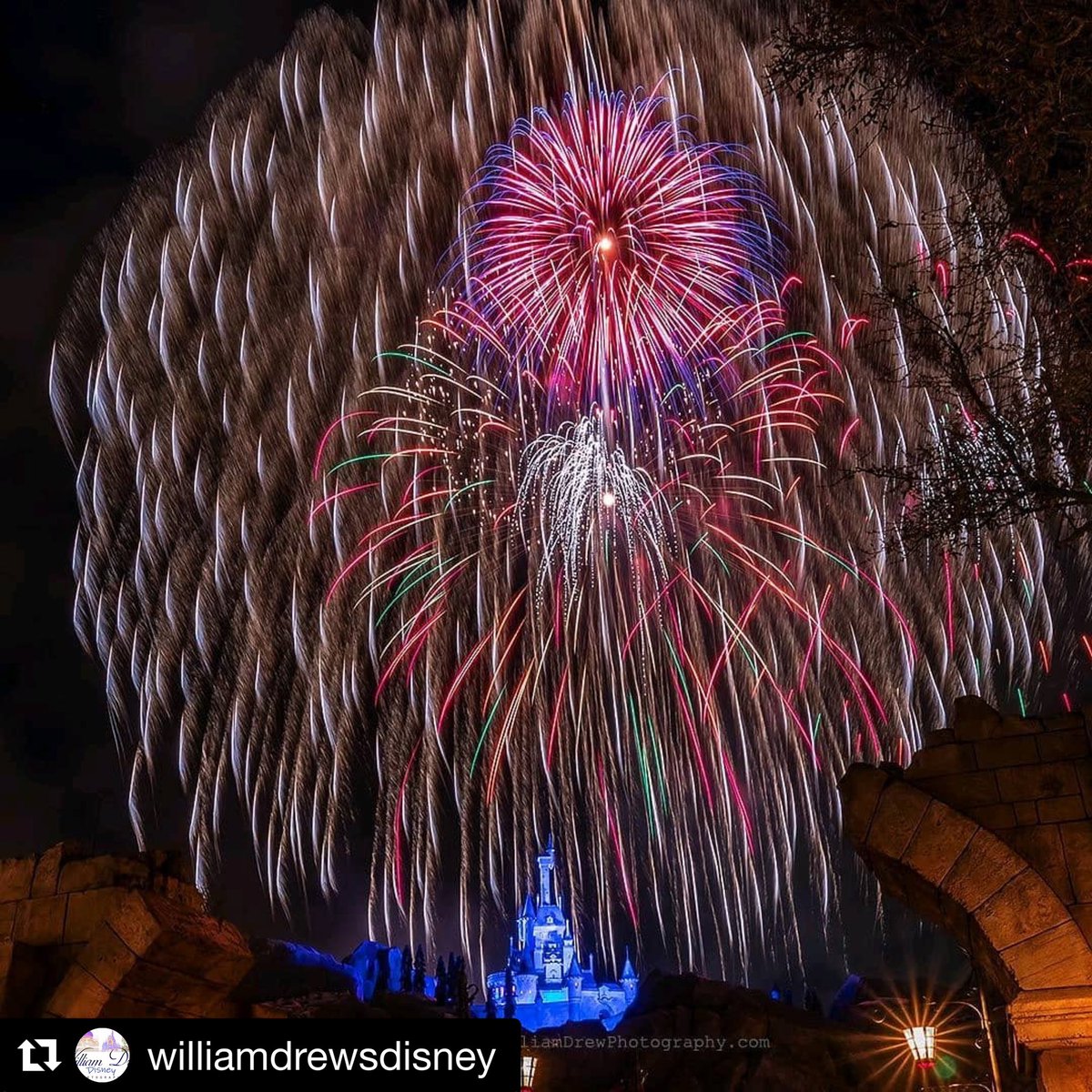 MawPawMedia's tweet photo. Absolutely Beautiful! 😍💗
📸 @theoriginalwdw (#WilliamDrewPhotography)
・・・・・・・・・・・・
#HappilyEverAfter is just Amazing! Nothing like #Disney fireworks. 🎆🏰🎇
•
@WaltDisneyWorld #magickingdom #beastcastle #disneyphotography #disneyfireworks #repost #centerofmagic https://t.co/UkXApuS5Eb