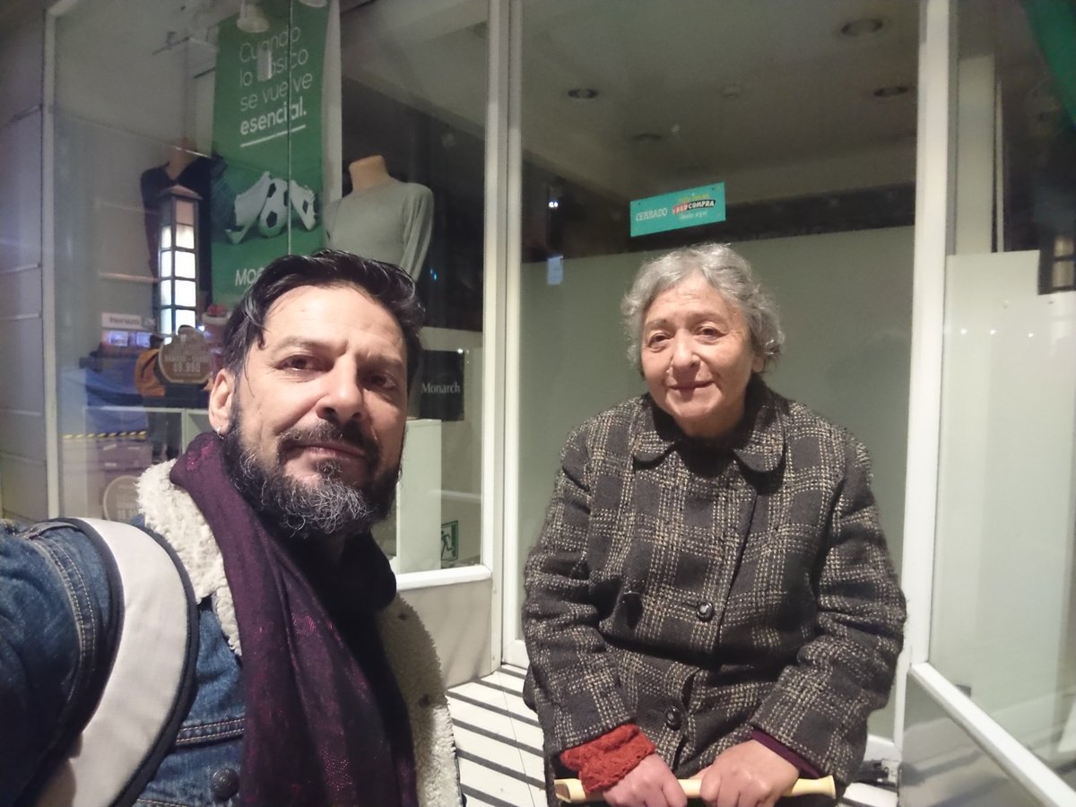 rafa_cavada's tweet photo. 23:00, 12°de temp. Doña Carmen Avilés, ex profesora de música, toca flauta Estación Central. En 1981 las AFPs fueron a la escuela donde ejercía y les dijeron que el INP se acababa y que tenían que cambiarse a las AFP. Hoy se hace cargo de su hermano con una pensión miserable. https://t.co/GYXJ8LfU7Q