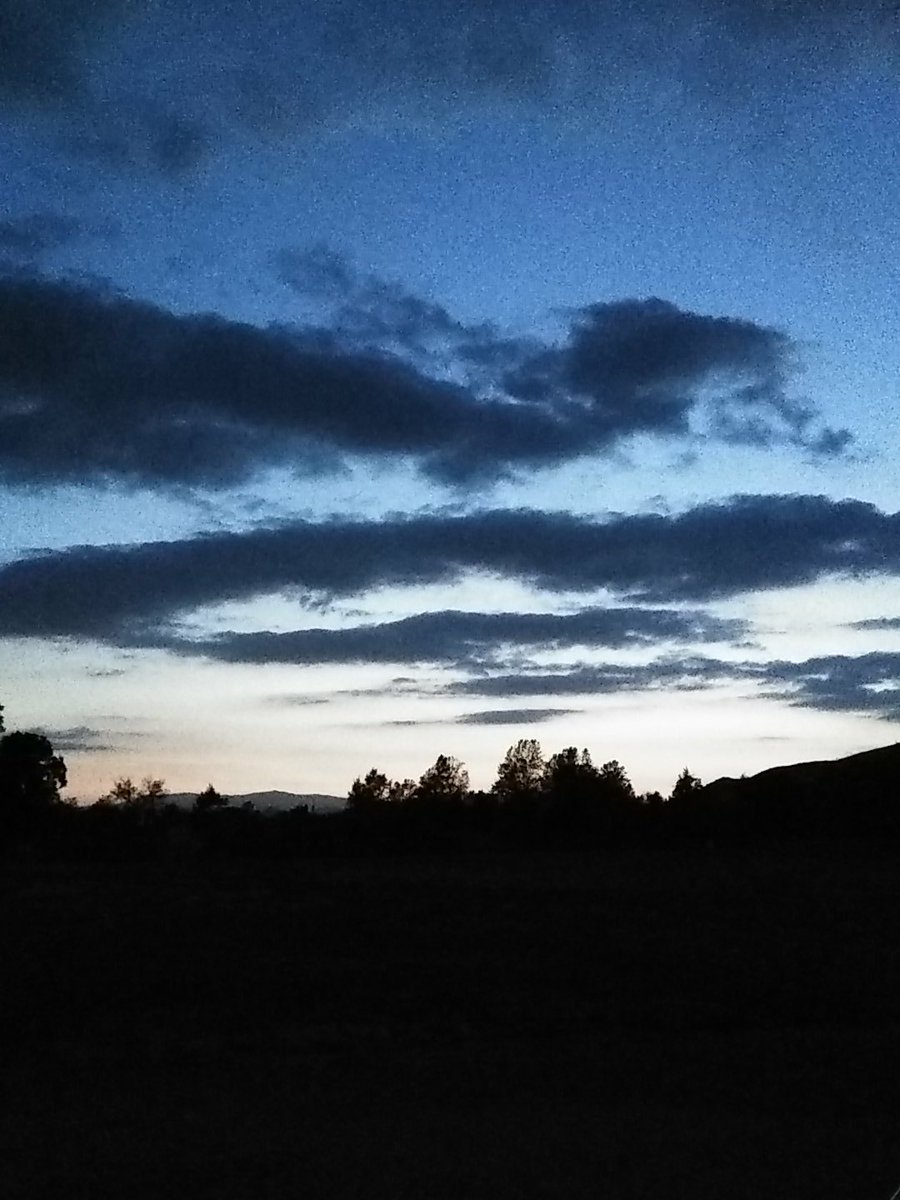 RBrownGreenClub's tweet photo. Sun going down over the mountains. https://t.co/y7iiGfJzhw