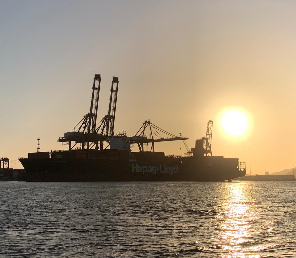 FidelMurilloGO's tweet photo. El buque porta contendores #SantosExpress de la naviera @HapagLloydAG, operando en el tramo TUM 2 de Ensenada International Terminal.
📍@portofensenada
#ChuladaDeImagen
📸NoeCastañeda https://t.co/AH8ZENZNVN
