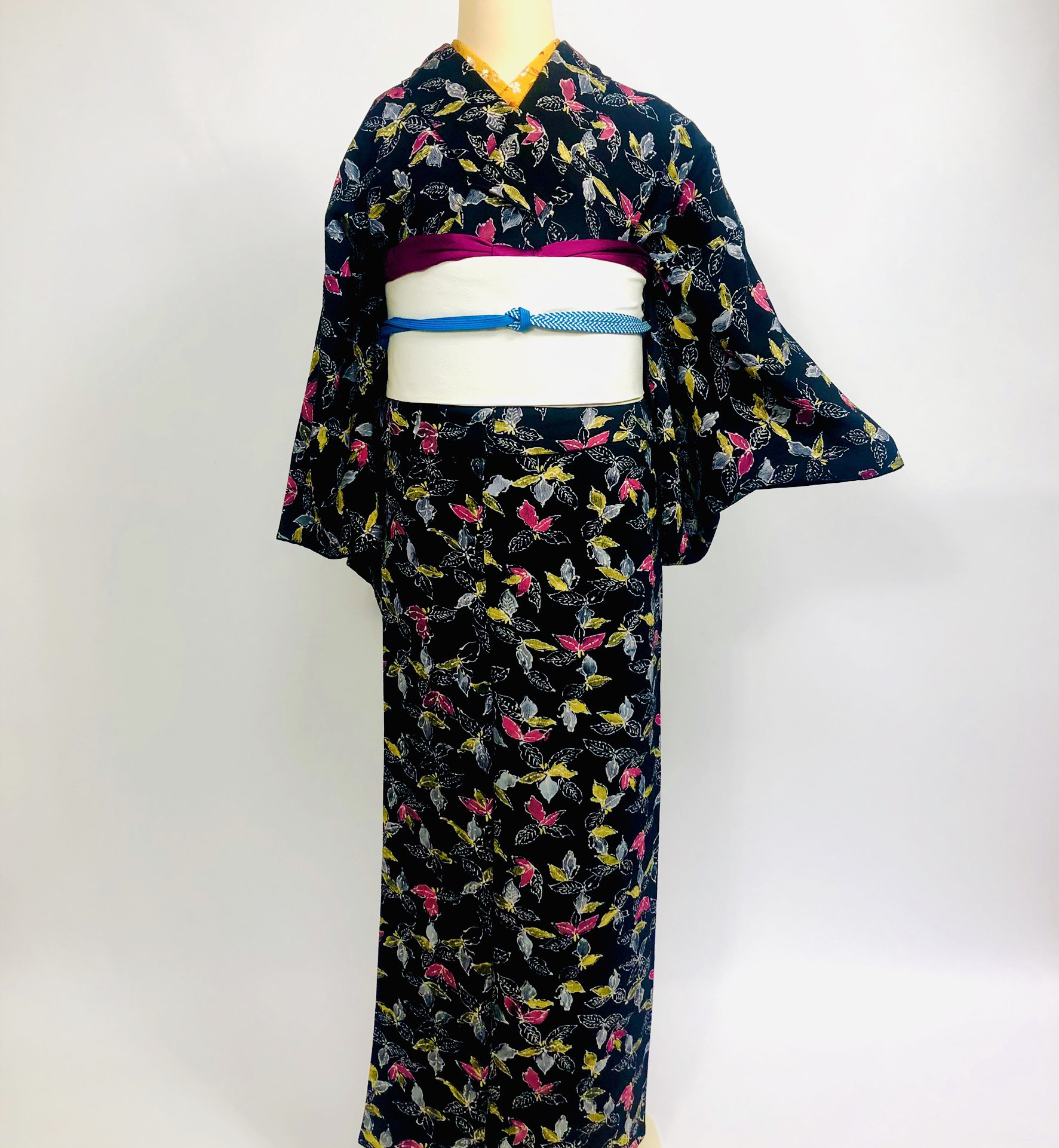 京都レンタル着物椿tsubaki 蝶々が可愛い小紋のお着物の紹介になります 帯揚げのピンクがポイントです 京都椿和服租赁 真丝和服 真丝访问服