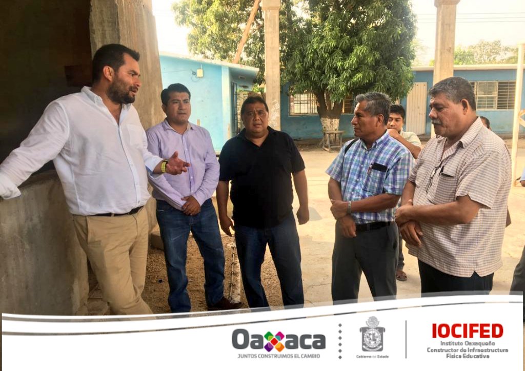 IOCIED_GobOax's tweet photo. Con autoridades educativas, comités de padres de familia y el Delegado de Atención Regional de Juchitán, @Gabrielhdz_v, el Director @adolfomf realizó un recorrido en escuelas de la zona escolar 088 de Juchitán y Santa María Xadani, para verificar el estatus de las obras. https://t.co/qRk6JKqddo