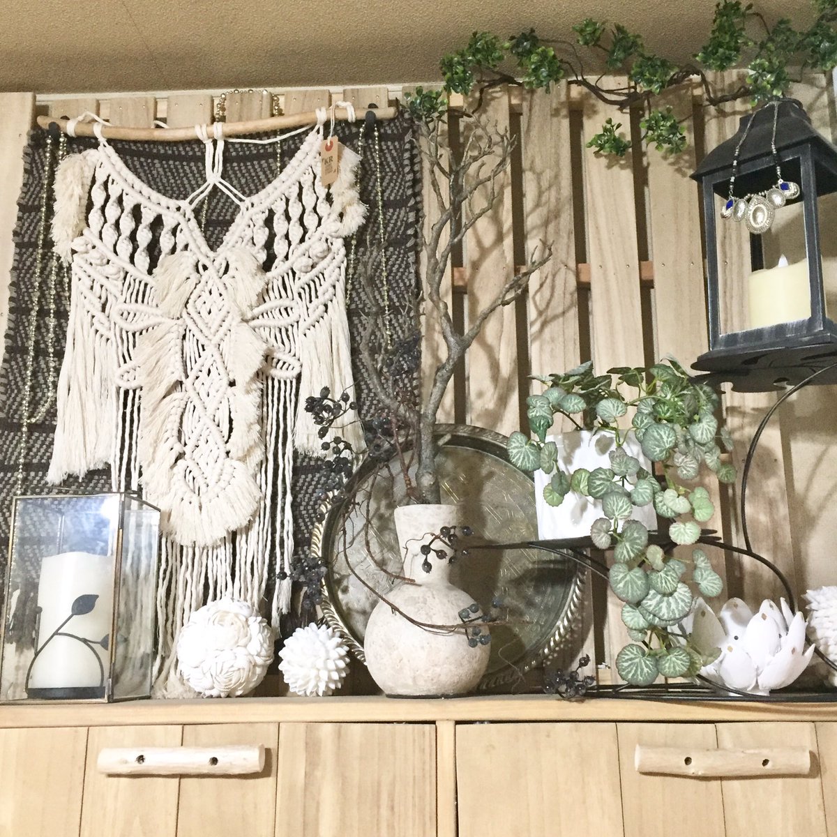 マクラメ作家keme Kr Knot いなざうるす屋 さんのフェイクグリーンをお迎えしました 我が家のリビングのテレビボードの上に飾ってみました いい感じ いなざうるす屋 フェイクグリーン マクラメのある暮らし