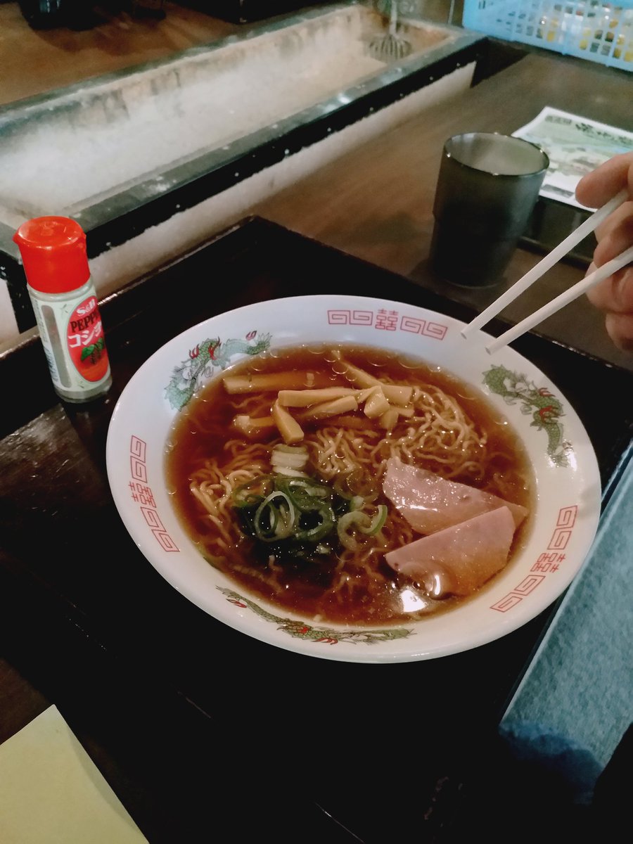 NoobTenschi's tweet photo. In Okuhida klassisch wohnen und Essen :) So stell ich mir ein Japan Urlaub vor :) https://t.co/r99pN1DEGp