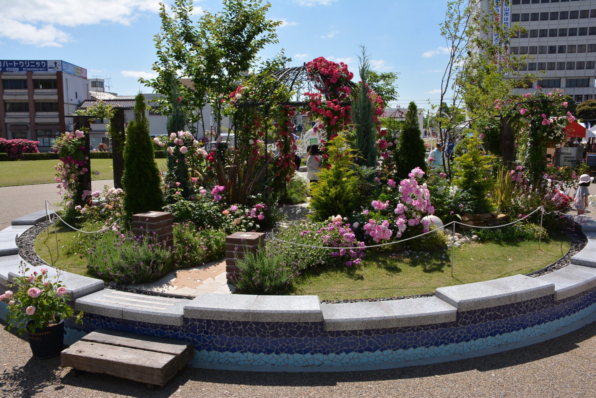 福山市 公式 福山ばら祭 ばらとガーデニング ばら公園 では ガーデニングフェア や スタンプラリー を実施中 公園内にある福山ゆかりのばらを探してスタンプを集めよう そして今日18 00 21 00は ローズキャンドルナイト 幻想的な夜の