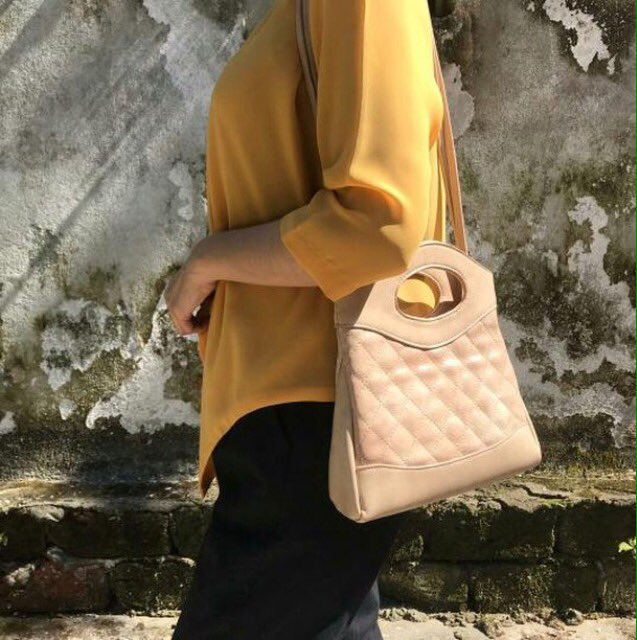 FaaJualPerfume's tweet photo. Affordable &amp; trendy handbags❤️
Follow us on https://t.co/eyshKL5vuJ 
Or Facebook https://t.co/XffM1nkAsV

@mediabisnes @RTNiaga @twt__promote @iklanbyus @Twt_IklanMY @Tweet_Iklann @RuangPerniagaan @jomberniaga @twt_rezeki #iklantk #ttshop

31 Small Shopping Bag (apricot) Rm80.00 https://t.co/BhQXPwzOrn